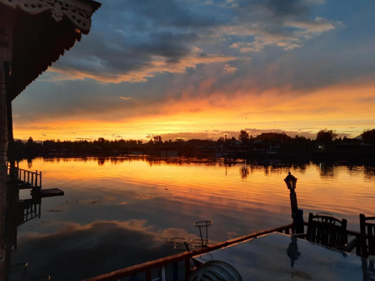 ホテル Chicago Group Of Houseboats Srīnagar エクステリア 写真