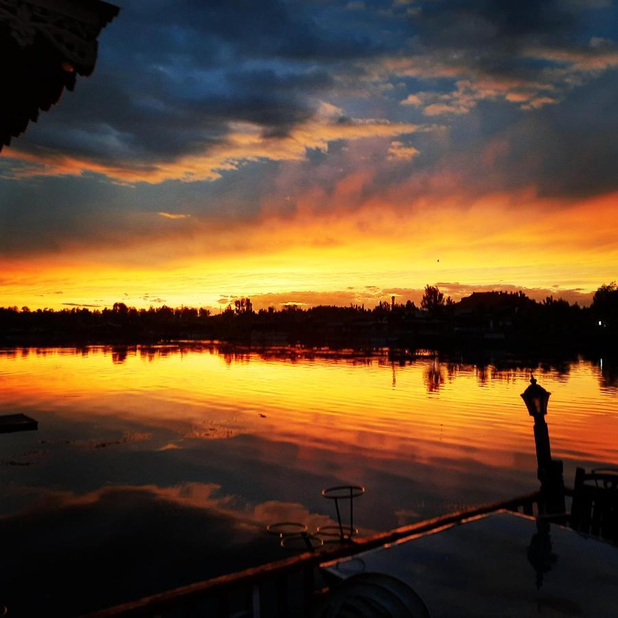 ホテル Chicago Group Of Houseboats Srīnagar エクステリア 写真
